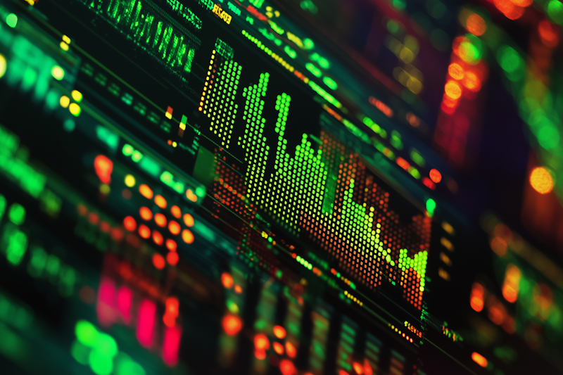 Professionista che analizza grafici di investimento e portafogli finanziari